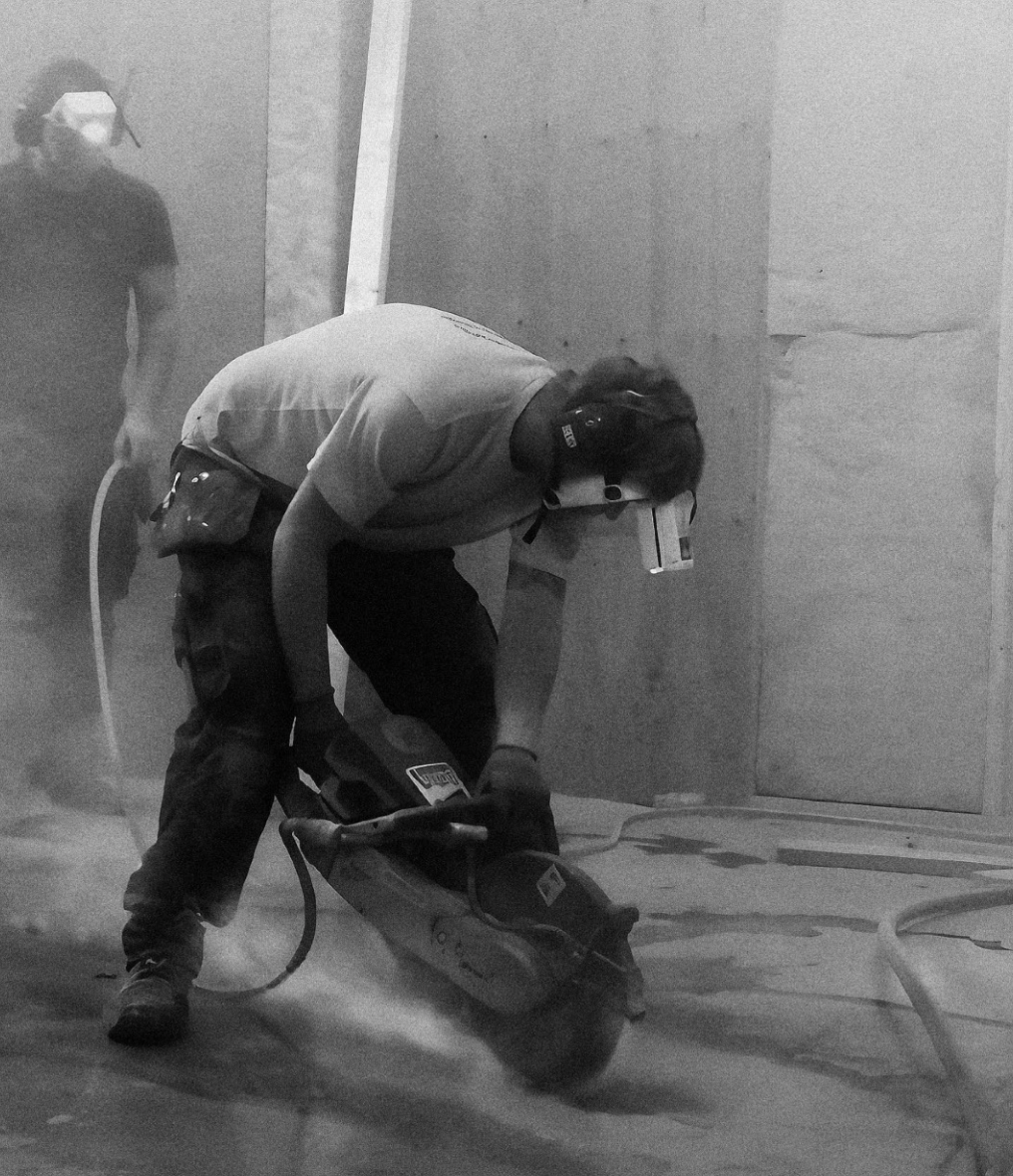 Construction worker with TIKI Start 